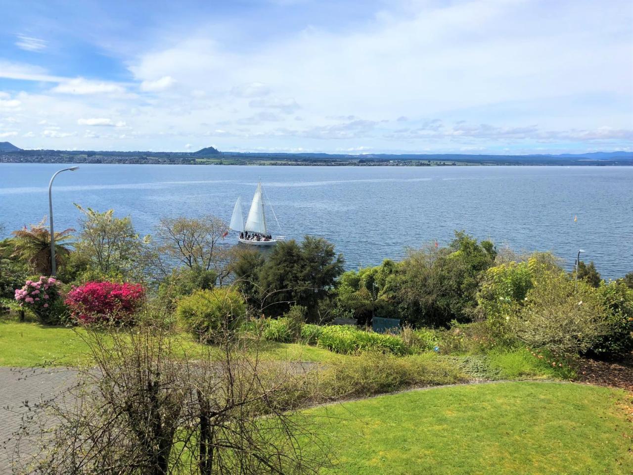 Acacia Haven - Beautiful Lake Views Таупо Экстерьер фото